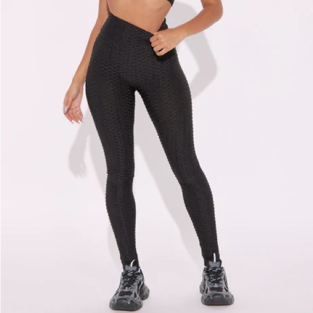 High-Waisted Black Textured Active Leggings NEW 🏷️